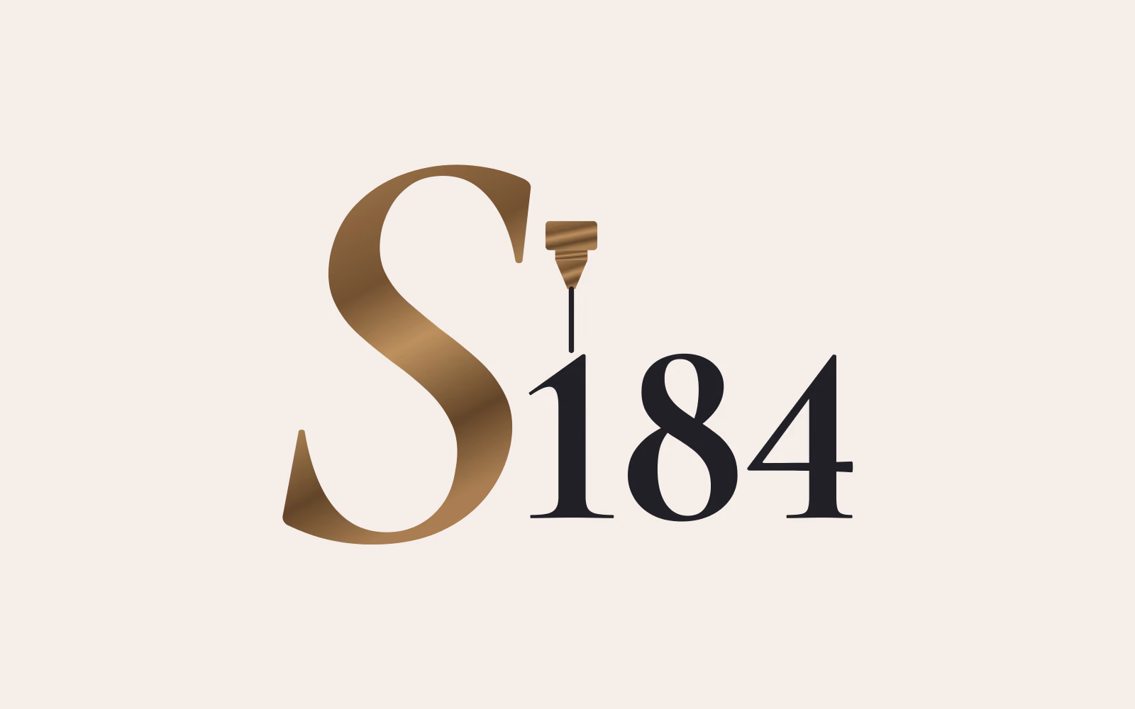 Monograma da Studio 184: um S dourado e o número 184, com o bico de uma impressora 3D
