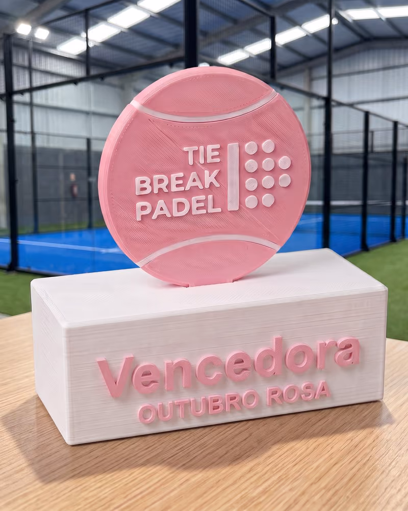 Troféu impresso em 3D para um torneio de padel, com base branca e o emblema do clube em rosa