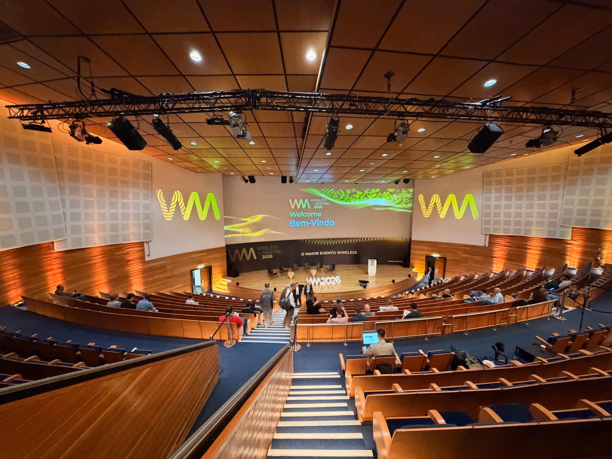 Auditório do Wireless Meeting 2026 antes da sessão de abertura, com o ecrã de boas-vindas