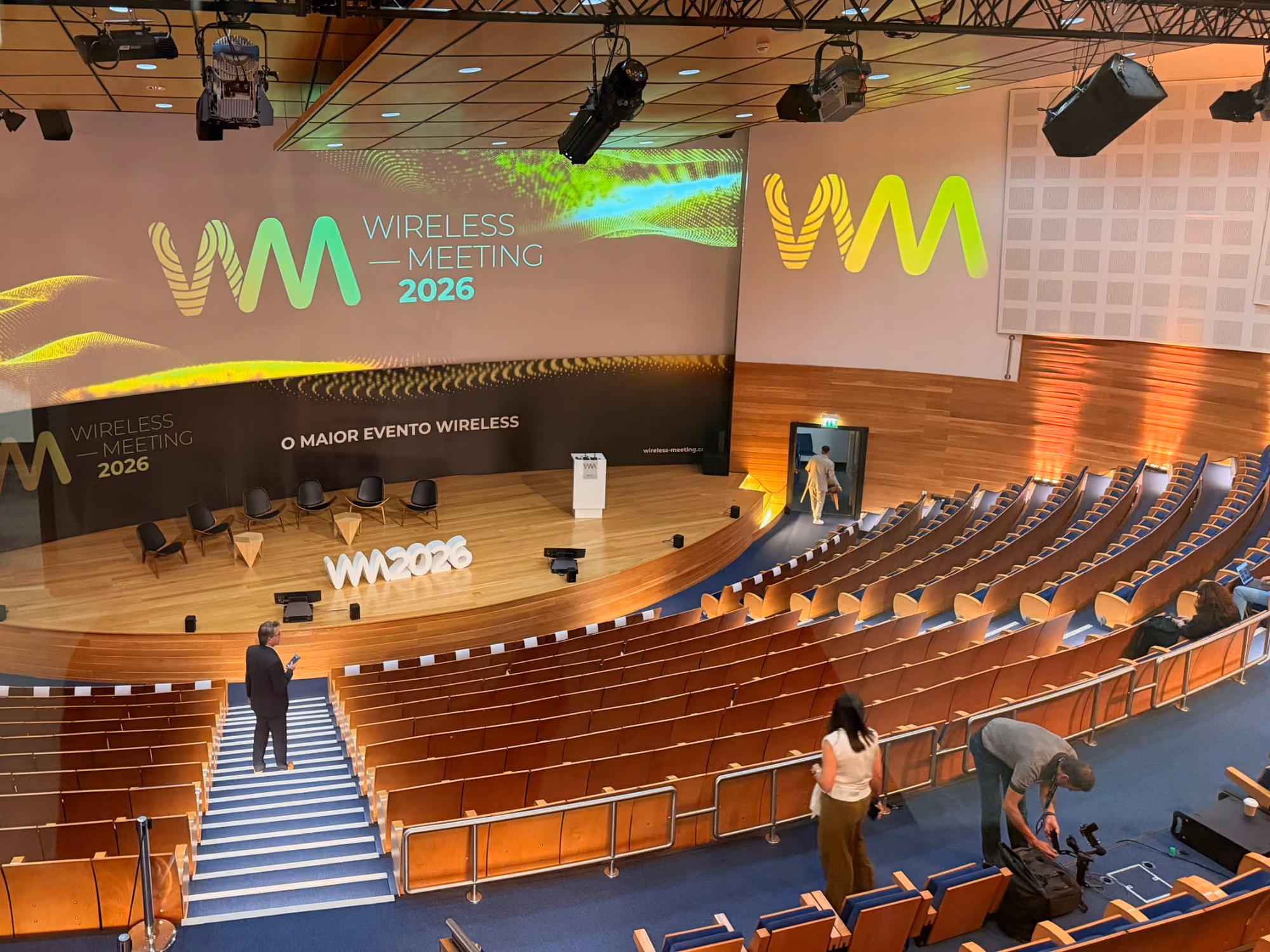 Palco e ecrãs do Wireless Meeting 2026 durante a montagem