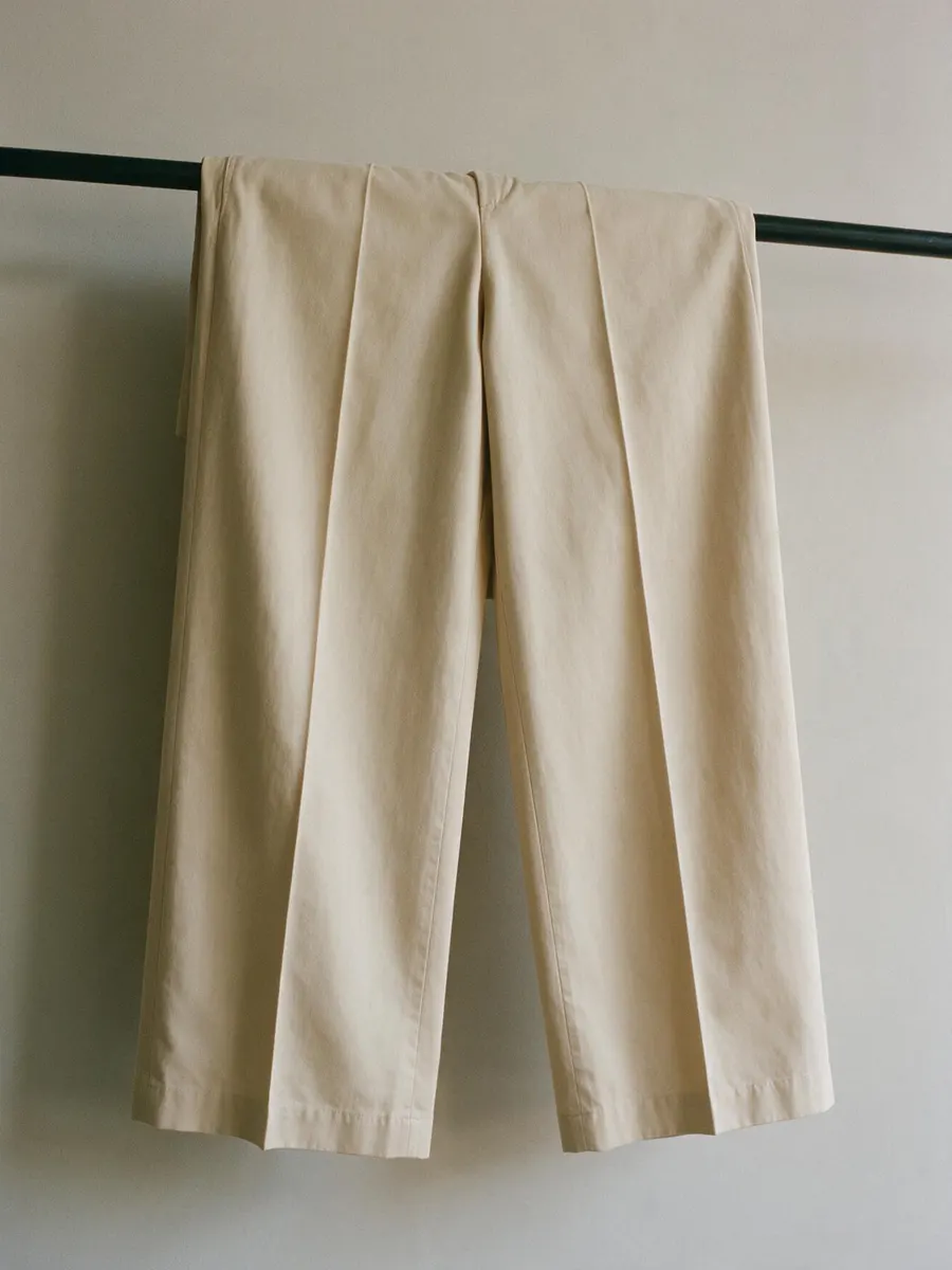 Calça Vime, em algodão, dobrada sobre a vara.