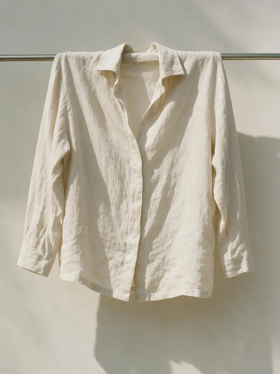 Camisa Trapiche, em linho cru, com o tecido a marcar o vinco.