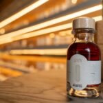 The 100s — garrafa de vinho do Porto em expositor iluminado